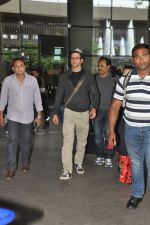 Hrithik Roshan snapped at international airport on his arrival from London on 21st June 2014 (2)_53a64de41a473.JPG