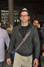 Hrithik Roshan snapped at international airport on his arrival from London on 21st June 2014 (7)_53a64df44a66b.JPG