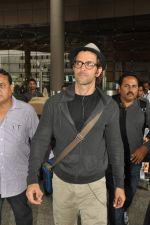 Hrithik Roshan snapped at international airport on his arrival from London on 21st June 2014 (8)_53a64dea3f0c2.JPG