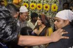 Vidya Balan visits Mahim Darga on 26th June 2014 (15)_53ad63b27eb24.JPG