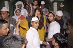 Vidya Balan visits Mahim Darga on 26th June 2014 (2)_53ad63ac0be51.JPG
