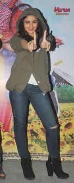 Alia Bhatt at Humpty Sharma Ki Dulhania Film Promotion at Kolkata on 1st July 2014 (28)_53b2ec3ac7c14.jpg