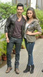 Alia Bhatt, Varun Dhawan at Humpty Sharma Ki Dulhania Film Promotion at Kolkata on 1st July 2014 (33)_53b2eceea3ad7.jpg