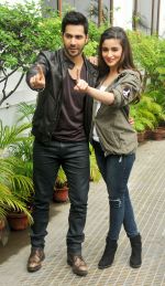 Alia Bhatt, Varun Dhawan at Humpty Sharma Ki Dulhania Film Promotion at Kolkata on 1st July 2014 (35)_53b2ecf69e4a8.jpg