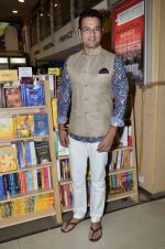 Rohit Roy at Manhattan Mango book launch in Crossword, Kemps Corner on 4th July 2014 (6)_53b76a8a3ed62.JPG