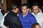 Salman Khan, Shahrukh Khan at Baba Siddiqui_s iftar party in Mumbai on 6th July 2014 (115)_53ba460f9d996.JPG