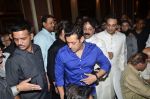 Salman Khan, Shahrukh Khan at Baba Siddiqui_s iftar party in Mumbai on 6th July 2014 (129)_53ba4613000c8.JPG