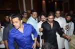 Salman Khan, Shahrukh Khan at Baba Siddiqui_s iftar party in Mumbai on 6th July 2014 (133)_53ba46147c068.JPG