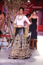 Lisa Haydon walks for Monisha Jaisingh at India Couture Week on 17th July 2014 (3)_53cbbb94e8c7e.JPG
