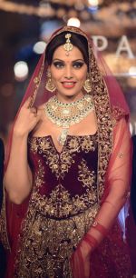 Bipasha Basu walk for Fashion Design Council of India presents Shree Raj Mahal Jewellers on final day of India Couture Week in Delhi on 20th July 2014 (12)_53cd471f57a99.jpg