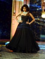 Chitrangada Singh walk for Fashion Design Council of India presents Shree Raj Mahal Jewellers on final day of India Couture Week in Delhi on 20th July 2014 (4)_53cd48439b0d5.jpg