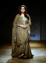 Huma Qureshi walk for Rimple & Harpreet Narula show on final day of India Couture Week in Delhi on 20th July 2014 (24)_53cd497bd8498.jpg