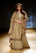 Huma Qureshi walk for Rimple & Harpreet Narula show on final day of India Couture Week in Delhi on 20th July 2014 (28)_53cd49d114582.jpg