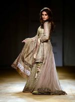 Huma Qureshi walk for Rimple & Harpreet Narula show on final day of India Couture Week in Delhi on 20th July 2014 (34)_53cd498d86602.jpg