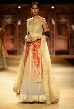 Model walk for Sulakshana Couture show on final day of India Couture Week in Delhi on 20th July 2014 (11)_53cd48ec1b226.JPG