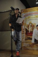 Akshay Kumar sings live to promote his new film in Jogeshwari, Mumbai on 23rd July 2014 (22)_53cfeef8a3a6e.JPG