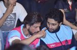 Shahrukh Khan , Abhishek Bachchan at Pro Kabbadi Match in NSCI on 26th July 2014 (104)_53d4617704a10.JPG