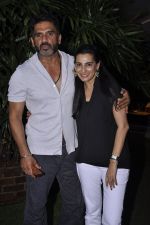 Sunil Shetty, Mana Shetty at a Spicy Sangria Pop Up exhibition hosted by Shaan and Sharmilla Khanna in Mana Shetty_s R House in Worli on 26th July 2014 (78)_53d45980677c2.JPG