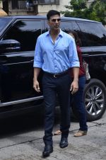 Akshay Kumar at the special sale of garments worn by stars of the movie Entertainment in support of Youth Organisation in Defence of Animals in Mumbai on 2nd Aug 2014 (43)_53dddf0d1e361.JPG