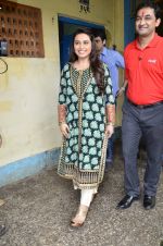 Rani Mukherji at a local school on 6th Aug 2014 (37)_53e22c4b34282.JPG