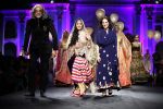 Pernia Qureshi walks for Meera Mussafar Ali at India Bridal week on 10th Aug 2014 (1)_53e8c14bc1c79.jpg