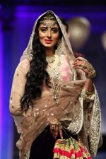 Pernia Qureshi walks for Meera Mussafar Ali at India Bridal week on 10th Aug 2014 (45)_53e8c1545dc3c.jpg