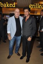 Anupam Kher, Shahrukh Khan at the launch of trailer Ekkees Toppon Ki Salaami in PVR on 11th Aug 2014 (530)_53ea1cfcd36ee.JPG