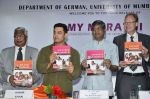 Aamir Khan launches My Marathi book in Santacruz on 13th Aug 2014 (322)_53ec552358f10.JPG