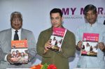 Aamir Khan launches My Marathi book in Santacruz on 13th Aug 2014 (341)_53ec553cba943.JPG