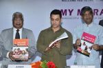 Aamir Khan launches My Marathi book in Santacruz on 13th Aug 2014 (342)_53ec553e0bc64.JPG