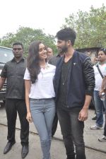 Shraddha Kapoor, Shahid Kapoor at Haider promotions at Umang College festival  in Parle, Mumbai on 15th Aug 2014 (99)_53ef4afc3f06b.JPG