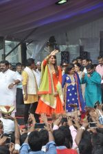 Bipasha Basu at Ram Kadam Dahi Handi in Mumbai on 18th Aug 2014 (98)_53f3106b3e37f.JPG