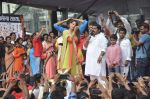 Bipasha Basu, Chunky Pandey at Ram Kadam Dahi Handi in Mumbai on 18th Aug 2014 (103)_53f31079851c7.JPG