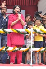 Priya Dutt at krishna hegde dahi handi in Mumbai on 18th Aug 2014 (22)_53f30ff28019b.JPG