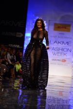 Sushmita Sen walk the ramp for Amit Aggarwal at Lakme Fashion Week Winter Festive 2014 Day 1 on 19th Aug 2014 (788)_53f463761db60.JPG