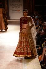 Model walk the ramp for Anju Modi at Lakme Fashion Week Winter Festive 2014 Day 2 on 20th Aug 2014 (166)_53f5b83567e4e.JPG
