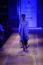 Model walk the ramp for Anju Modi at Lakme Fashion Week Winter Festive 2014 Day 2 on 20th Aug 2014 (198)_53f5b8637bc88.JPG