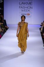 Konkona Sen Sharma walk the ramp for Alavila at Lakme Fashion Week Winter Festive 2014 Day 3 on 21st Aug 2014 (240)_53f73ecbdf781.JPG