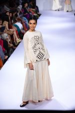 Model walk the ramp for Purvi Doshi at Lakme Fashion Week Winter Festive 2014 Day 3 on 21st Aug 2014 (60)_53f7412656bf7.JPG