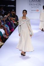 Model walk the ramp for Purvi Doshi at Lakme Fashion Week Winter Festive 2014 Day 3 on 21st Aug 2014 (61)_53f74127d1d97.JPG