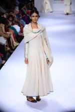 Model walk the ramp for Purvi Doshi at Lakme Fashion Week Winter Festive 2014 Day 3 on 21st Aug 2014 (64)_53f7412c99a82.JPG