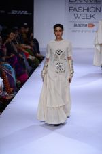 Model walk the ramp for Purvi Doshi at Lakme Fashion Week Winter Festive 2014 Day 3 on 21st Aug 2014 (65)_53f7412e0d1e3.JPG