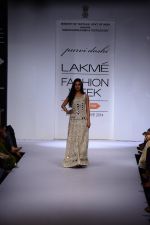 Sonal Chauhan walk the ramp for Purvi Doshi at Lakme Fashion Week Winter Festive 2014 Day 3 on 21st Aug 2014 (2)_53f7413c1a8d6.JPG