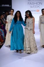 Sonal Chauhan walk the ramp for Purvi Doshi at Lakme Fashion Week Winter Festive 2014 Day 3 on 21st Aug 2014 (24)_53f7415ca5d7d.JPG