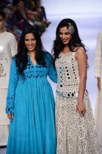 Sonal Chauhan walk the ramp for Purvi Doshi at Lakme Fashion Week Winter Festive 2014 Day 3 on 21st Aug 2014 (28)_53f74162dfb04.JPG