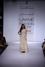 Sonal Chauhan walk the ramp for Purvi Doshi at Lakme Fashion Week Winter Festive 2014 Day 3 on 21st Aug 2014 (3)_53f7413d780be.JPG