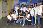 Sidharth Malhotra interact with kids of Ashray NGO and Abu Jani, Sandeep Kosla charity in Bandra, Mumbai on 23rd Aug 2014 (28)_53f9da3755a26.JPG