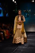 Dia Mirza walk the ramp for Vikram Phadnis at LFW 2014 Day 5 on 23rd Aug 2014 (548)_53fafc60ab1d6.JPG