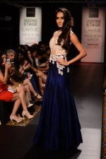 Lisa Haydon walk the ramp for Riddhi Mehra at LFW 2014 Day 6 on 24th Aug 2014 (343)_53fb11e04f8a5.JPG