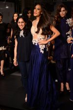 Lisa Haydon walk the ramp for Riddhi Mehra at LFW 2014 Day 6 on 24th Aug 2014 (367)_53fb11fa58ced.JPG